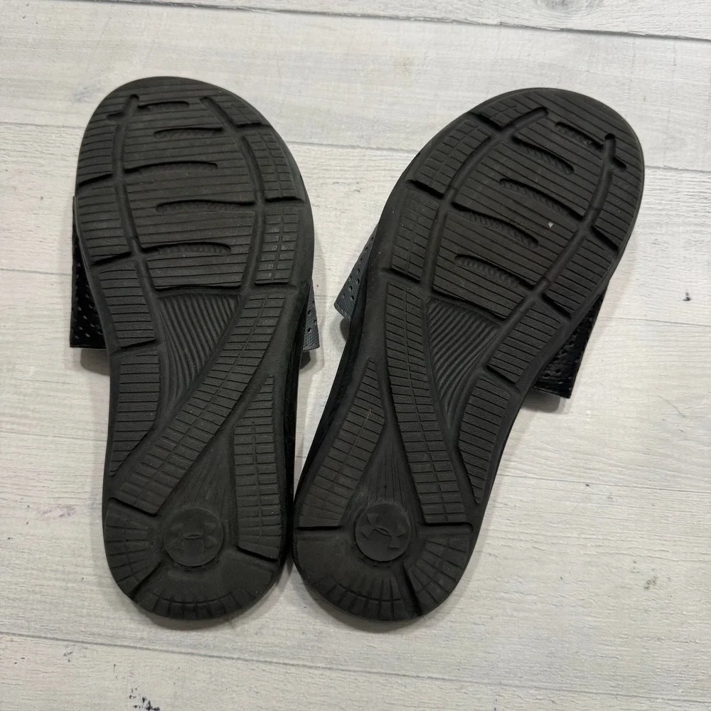 Under armour black and grey slides sandals big‎ kids size 4